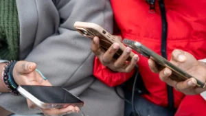 Francia prohíbe redes sociales a menores de 15 años