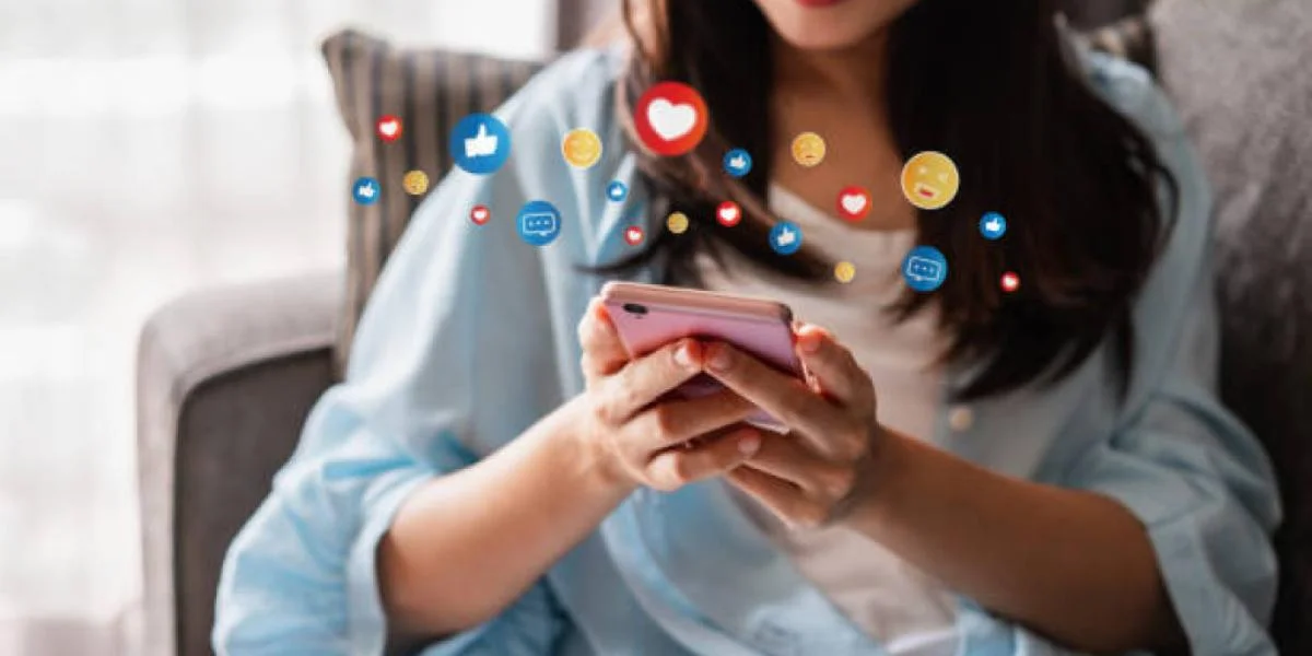 La implementación de regulaciones para proteger a los menores en redes sociales